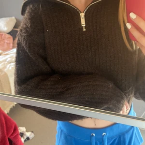 Stickad tröja - Mysig stickad tröja från Gina tricot, lite croppad med hög hals om man vill dra upp dragkedjan 