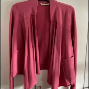 House of lola kavaj - Fin hallonröd kavaj i mjukt skönt material 