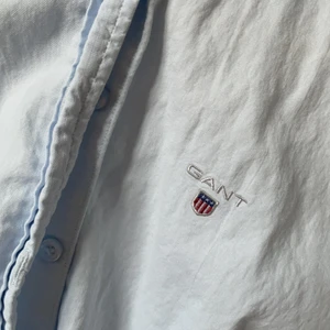 Gant skjorta - Skjorta gant nypris lite mer än 1000 kr. Ostruken på bild! Kan frakta om en vill♥️