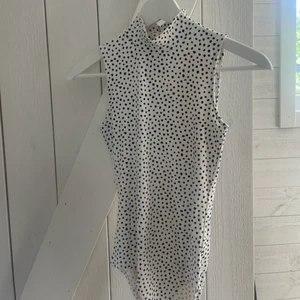 Body från H&M - Body från H&M - str XS, säljer då den är något för liten för mig, använd ca 1-2 ggr. samfraktar gärna med andra plagg🌸