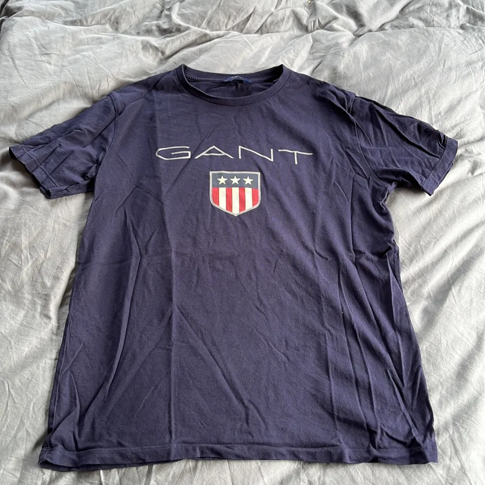 Säljer denna fina t-shirt från Gant som tyvärr inte passar längre. Den är i storlek 158/164 men passar även XS/S. T-shirts.