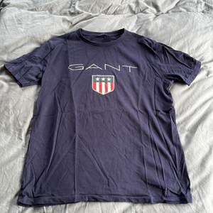 Säljer denna fina t-shirt från Gant som tyvärr inte passar längre. Den är i storlek 158/164 men passar även XS/S