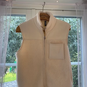 Väst - Säljer min väst från Pieces som inte kommer till användning. Har använts några fåtal gånger.