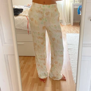 Mönstrade sidenbyxor - Ett par mönstrade byxor i silkesmaterial, från zara 💕