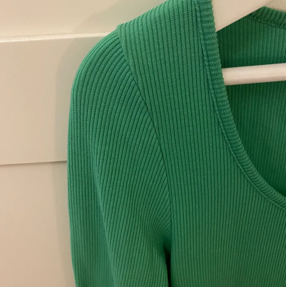 Grön långärmad tröja från Arket i storlek M! Tröjan har en djupare urringning. Superfin verkligen!! 🍋🍋 Villig att diskutera pris!. Toppar.