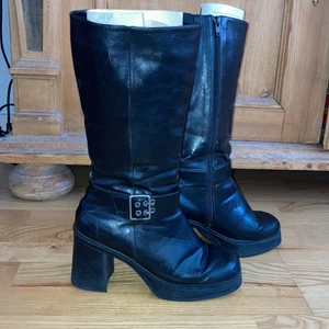 Svarta kängor med tjock klack, punk. - Svarta emo/punk boots. Har slitage som på bilden på andra ställen. Bekväma. Står storlek 40 men passar 39. Är inte säker på leveranspriset kan vara mer eller mindre.