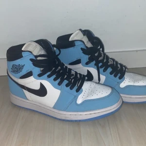 Jordans  - Jordans köpta i höstas, använder ej dom längre så dags att säljas! Storlek 39-40 💙🤍💙🤍Köpta för 1800kr. Trygg affär! Postar samma dag! 