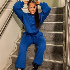 Blått Mjukisset  - Från Nelly, säljer som ett set och är i fint skick! Stl M i båda delar, frakt tillkommer💛