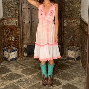 Klänning  - Världens finaste handgjorda klänning, köpt i Spanien, stretchig i midjan samt justerbara band💕