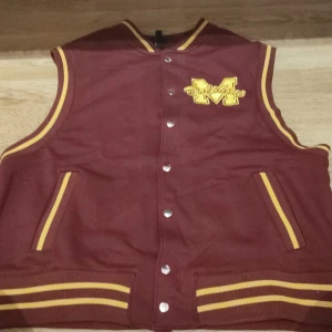 Västar - En typ high school väst, har aldrig använt den (som ny). Jätte skönt material 