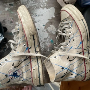 Converse all star ”paint splatter” strl 41 - Ett par converse i okej skick. De är lite smutsiga men det passar med designen och ger mer inlevelse i skorna. (Pris kan diskuteras)