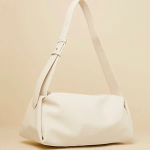 Emilia Bag  - Säljer denna väska från Gina Tricot som inte längre kommer till användning 🌸 Ny pris: 349:- Mått: H 17 x B 34 x D 16 cm