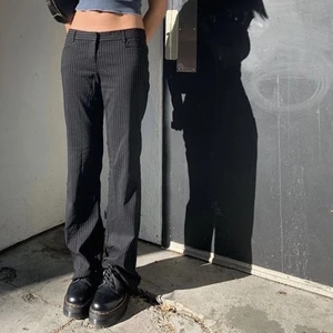 randiga svarta kostymbyxor - första bilden är inte min! bara ett exempel på hur de skulle kunna se ut.  lågmidjade/normal midjehöjd. köpta på sellpy men var tyvärr för små för mig:/ TRYCK INTE PÅ KÖP DIREKT! frakt betalar köparen!:)