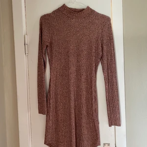 Klänning  - Glittrig klänning, använd fåtal gånger, storlek M