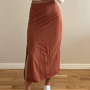 Säljer min brun/orangea kjol med slit från Ginatricot! Köpare står för frakt🤍 