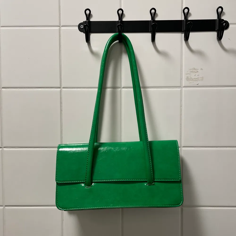 Grön handväska med längre handtag. Köpt i Korea och knappt använd. Kan mötas i Stockholm eller skicka (köpare står för frakt) 💕🌸 . Väskor.