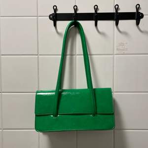 Grön handväska med längre handtag. Köpt i Korea och knappt använd. Kan mötas i Stockholm eller skicka (köpare står för frakt) 💕🌸 
