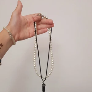 Snygga halband - Säljes halsband 1 kostar 30kr den kristalen är inte riktig! Köparen står för frakten jag står inte för post slarv.