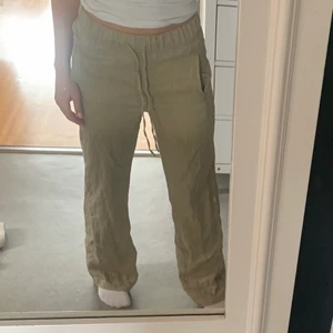 Grön linnebyxa  - Passformen passar xs-s. Snörning i midjan som kan dras åt. Lite slits i slutet av benen, på baksidan. Jag är 165 cm lång och har oftast s/xs för preferens. Det är bara att höra av sig för mer bilder eller vid intresse😊