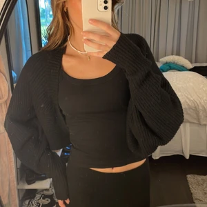 Kofta - Svart stickad kofta från monki 💖 