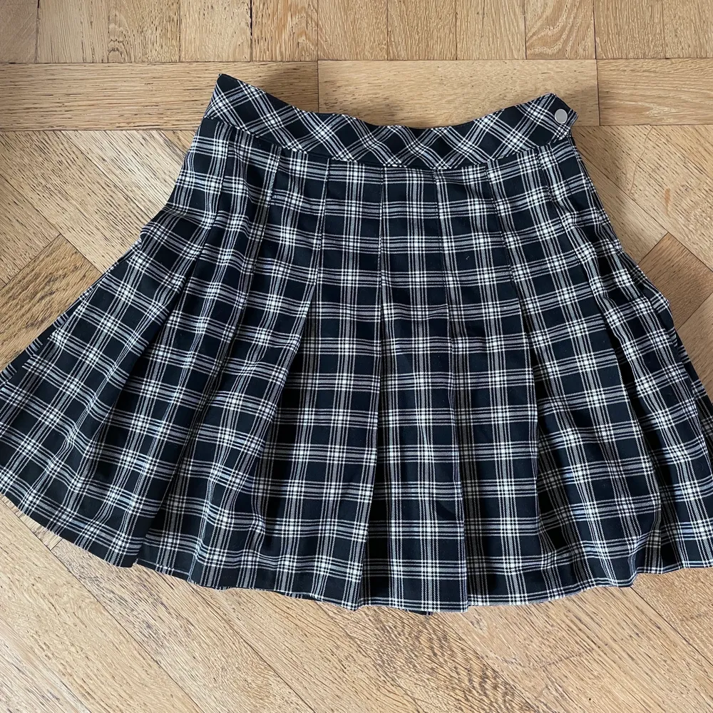 En gullig rutig kjol från H&M. Knappt använd.  Frakt ingår inte!!. Kjolar.