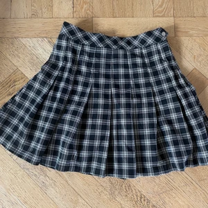 RUTIG KJOL - En gullig rutig kjol från H&M. Knappt använd.  Frakt ingår inte!!