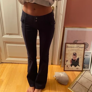 Brandy melville byxor - Skitsnygga!! Brandy melville byxor som tyvärr är för långa på mig :(( min kompis på bilden är 170 cm. Färgen är väldigt mörkblå