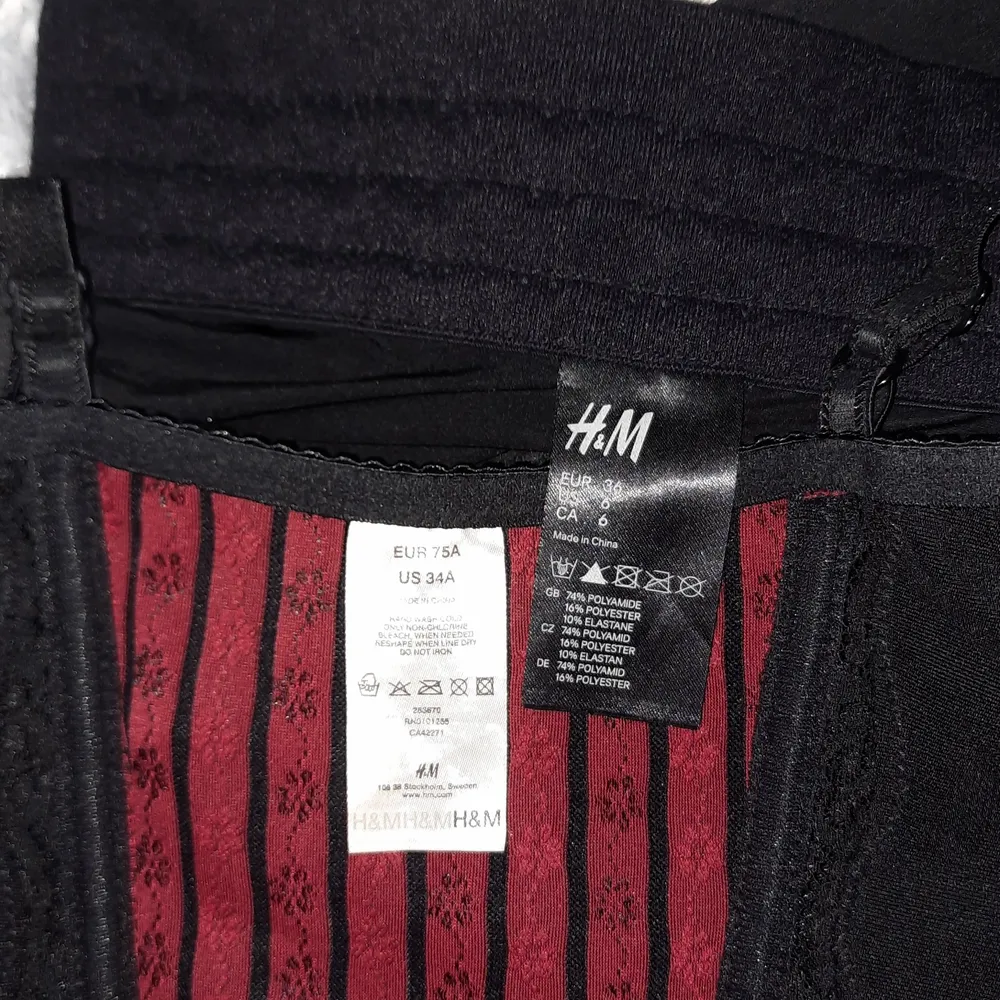 Rvå korsetter från H&M, röda/svarta storlek 75A knäpps fram, helsvart storlek 36 knäpps i ryggen och har tre olika 