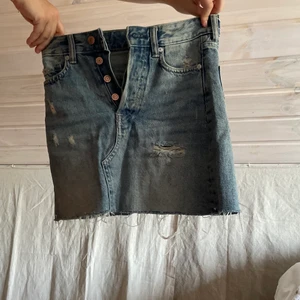 jeanskjol - jeanskjol från hm i storlek 32. frakt tillkommer🤍