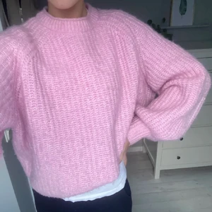 Rosa stickad tröja - Säljer nu denna mysiga tröjan, som tyvärr inte kommer till användning❤️ den är så mysig och väldigt fin färg, perfekt till hösten!  Högsta bud 250kr!