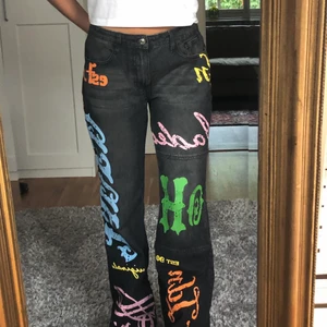 Svarta lågmidjade jeans med detaljer - Säljer mina supersnygga svarta/gråa lågmidjade jeans med coola detaljer från Jaded London. Aldrig använda och prislappen är kvar pga att de är liite stora på mig. Strl 28 i engelska storlekar. Passar strl 38-40. Nypris 900 kr. Skriv privat om intresserad❤️
