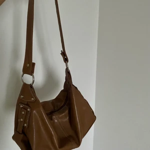 Brun väska - Gör typ ont att sälja vidare den här då jag älskar den så mycket. Den är verkligen så nice. 💕Tryck på ”köp nu” för att få hem den inom 2 arbetsdagar💕