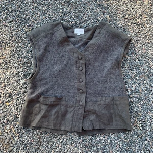 Maria maruschka - Blyertsgrå väst med klädda knappar och sprund baktill. Märket är Maria Maruschka. Stl M.