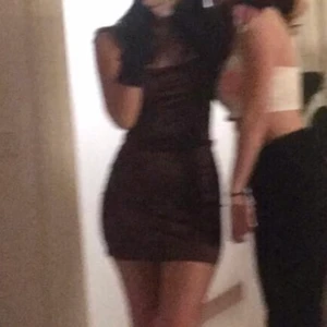 Klänning  - Säljer denna så fina klänning från H&M då den inte kommer till använding! Den är endast använd en gång och är som i nyskick, den är jättefin i ryggen med korsade snören samt att den är väldigt stretchig och formar sig efter kroppen!💗