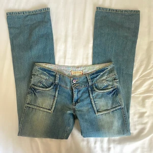 Low waist jeans - Säljer mina jeans jag köpte i italien❤️ Helt nya o har 2 olika knappar i olika mönster. MID: 42x2 cm INRB: 85cm