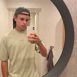 Acne Studios T-shirt - Storleken är XS men sitter mer som en medium, passar mig bra som är 184 cm och väger 75kg.  Väldigt fint skick, endast använd ett fåtal gånger. Köptes på Acne butik i Stockholm för några månader sen men saknar tyvärr kvittot. Skickas via PostNord 66kr!