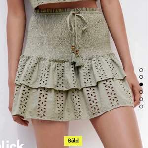 intressekoll på min zara kjol som inte kommit till användning på länge , köpt förra sommaren! kom med bud privat ❤️