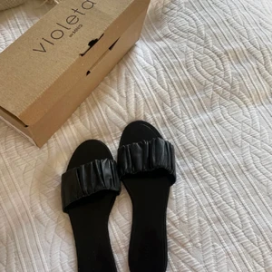 Sandaler - Lånade bilder!  Helt nya, endast testade av oss båda! Från mango