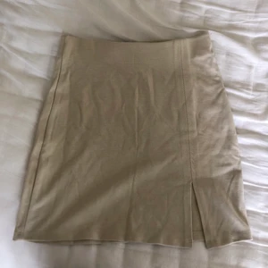 Kjol från ginatricot - Beige kjol aldrig använd 