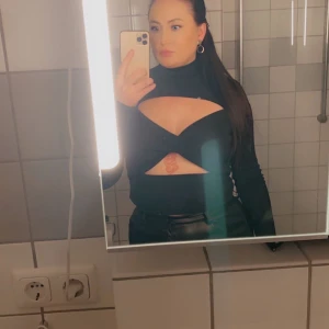 Svart tröja  - Svart tröja från Nelly som är twistad över bröstet 