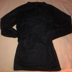 Underställ tröja - Storlek xl, men jag tycker den är som en XL/L. Fyller sin funktion, i princip oanvänd. 