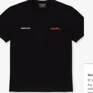 Axel arigato t-shirt - Säljer en arigato keith haring t-shirt i storlek M. Fint material och knappt använd. Köptes för ca 900kr och säljer för 400kr. Det är en herr modell men passar en dam lika bra