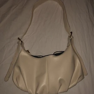 Axelväska - Axelväskan har bara legat i garderoben och är i nyskick💕