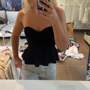 bandeau topp - så snygg ribbad bandeau topp med volang längst ner ifrån Zara, knappt använd❤️ stretchigt material!