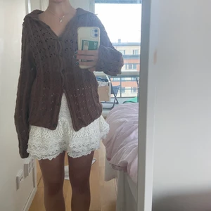 Brandy Melville kofta - Säljer denna superfina kofts från brandy Melville!! Endast testad 💕💕💕 Storlek onesize men skulle säga att den passar xs-m beroende på hur man vill att den ska sitta🤍🤍