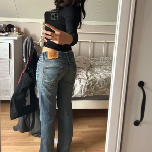 Levis lågmidjade jeans - Jättesnygga lågmidjade Levis jeans😍kommer tyvärr inte till användning de är lite stora i midjan🥲är en 26/27:a på weekday jeans. Dessa är W29 men det är olika storlekar beroende på hög eller lågmidja, testade W27 och kunde inte knäppa knappen. Jag är 163cm