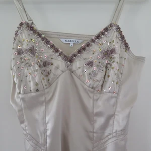 vintage top - Så fin topp/linne med paljetter i silke🌟 Strl 40 (passar mindre typ xs/s också beroende på passform) med dragkedja i sidan. 