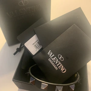 Valentino armband  - Säljer mitt fina svarta valentino armband. Svart armband med svarta nitar köpt på nk. Jätte fint skick inte använt så myvke köpt förra året💗 
