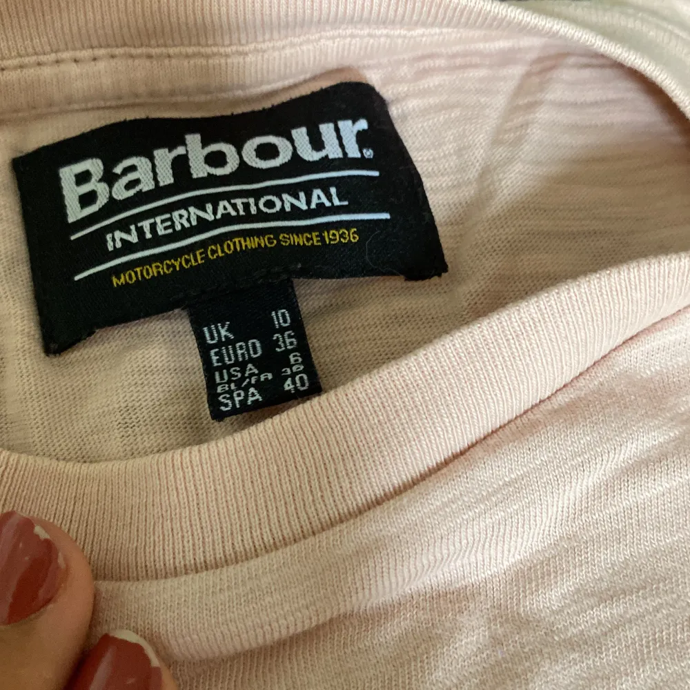 Barbour tröja i rosa i stl 36 i fint skick men använd ett antal gånger.. T-shirts.