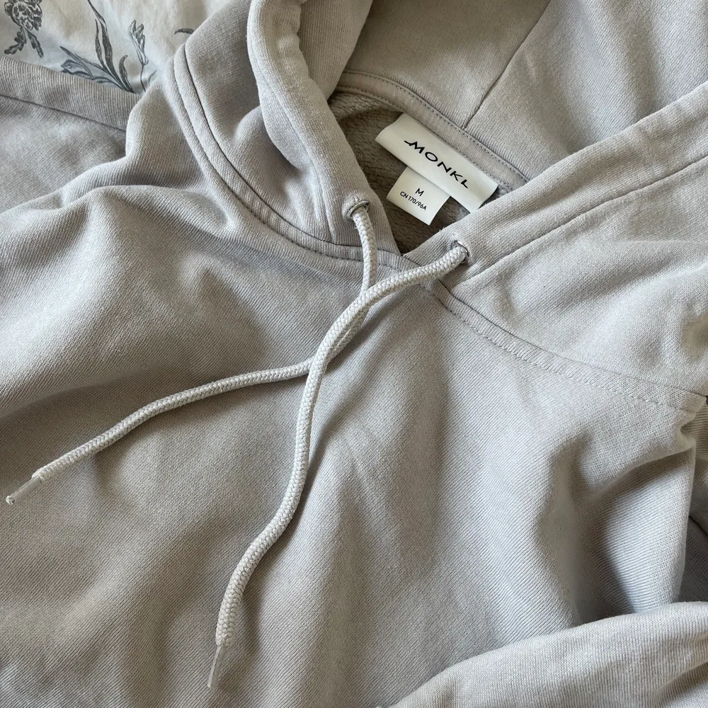 En beige croppad hoodie från monki. Använd max 5 gånger.. Hoodies.